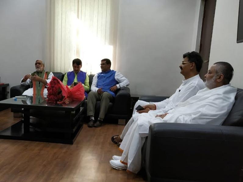 Girish visits country's Top Political Leaders