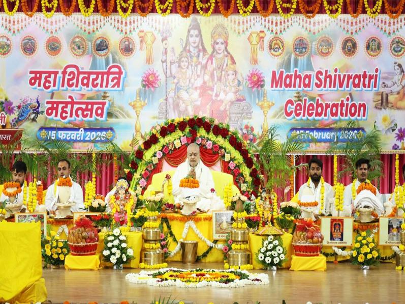 On the auspicious occasion of Mahashivratri, at the Gurudev Swami Brahmanand Saraswati Ashram, Bhopal, the Maharudrabhishek was performed by Ved Vidya Martand Brahmachari Girish Ji.