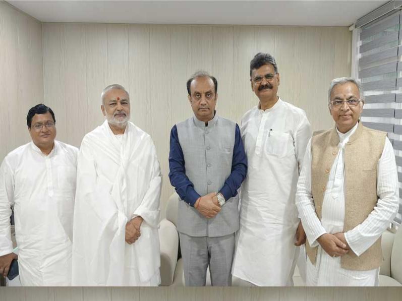 Brahmachari Girish met and greeted honourable Dr. Sudhanshu Trivedi ji