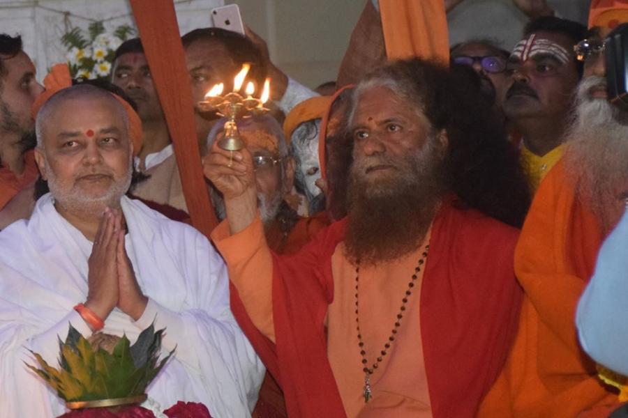 Swami Chidanand Ji with Brahmachari Girish doing aarti at Maharishi Smarak