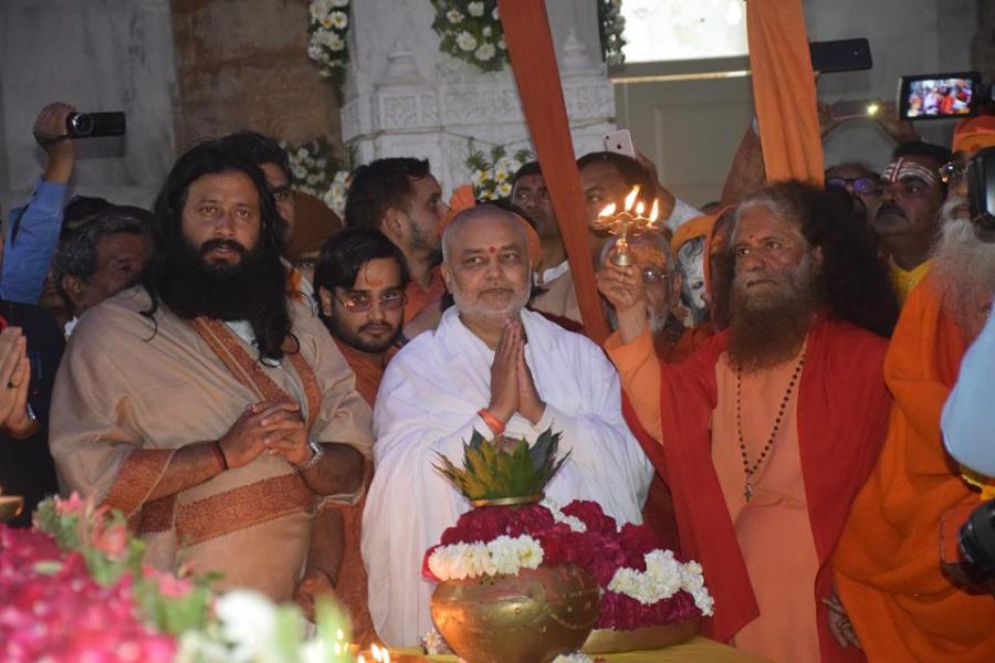 Swami Chidanand Ji with Brahmachari Girish doing aarti at Maharishi Smarak