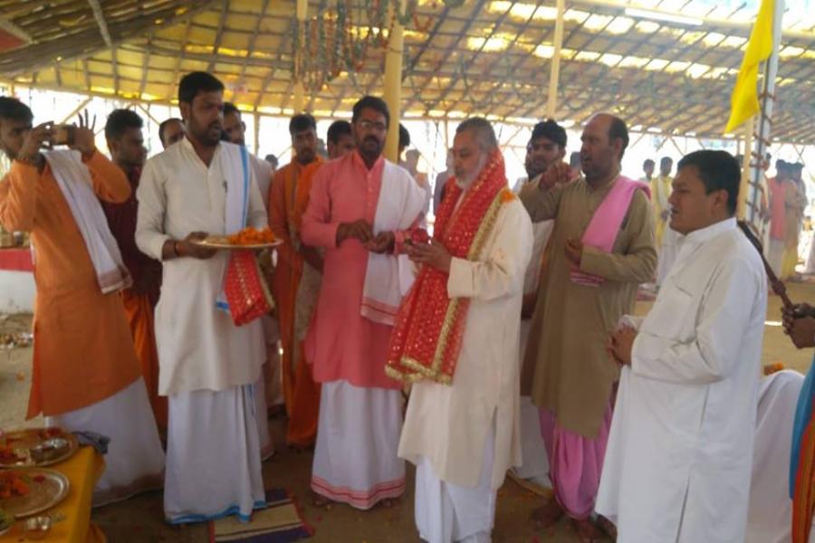 Aarti was performed by Brahmchari Girish ji on Shri Durgashtmi at Shri Sahasrachandi Mahayagya, Maharishi Ved Vigyan Vidyapeeth Bhopal