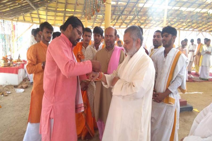 Aarti was performed by Brahmchari Girish ji on Shri Durgashtmi at Shri Sahasrachandi Mahayagya, Maharishi Ved Vigyan Vidyapeeth Bhopal 