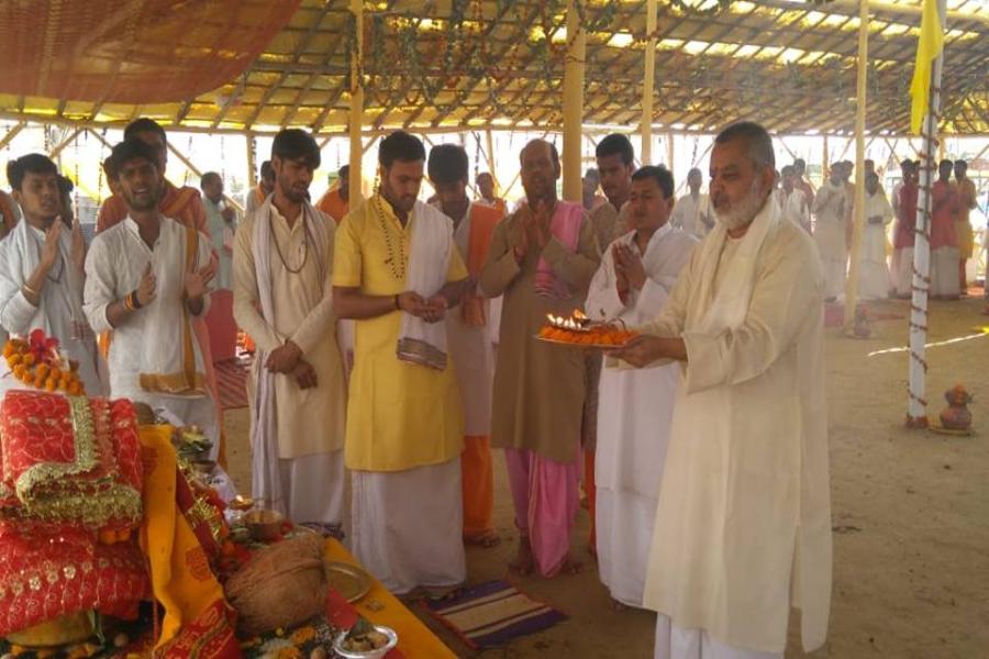 Aarti was performed by Brahmchari Girish ji on Shri Durgashtmi at Shri Sahasrachandi Mahayagya, Maharishi Ved Vigyan Vidyapeeth Bhopal 