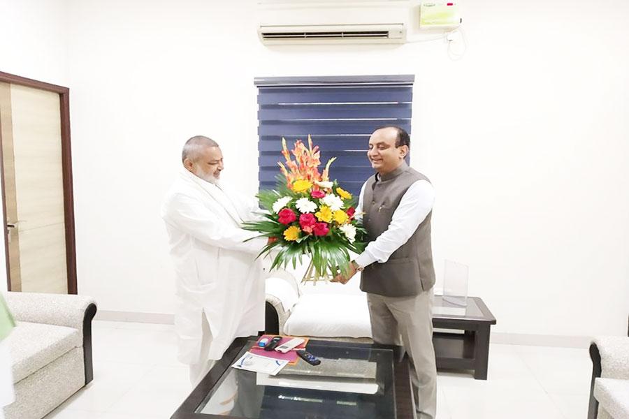 Brahmachari Girish ji has greeted Shri Sudhanshu Trivedi newly elected member of Rajya Sabha and national spoke person of BJP.