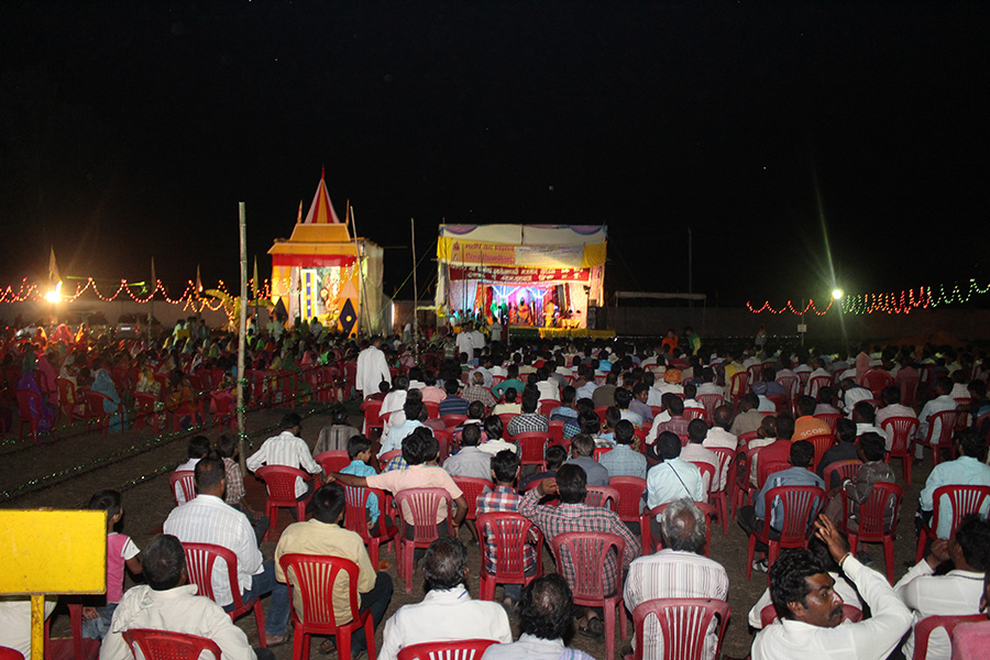 Shri Raam Leela is organised at Maharishi Ved Vigyan Vishwa Vidyapeetham campus, Village Deepdi, Bhojpur Temple Road, Bhopal
Dhanush Bhanjan and Shri Raam Jaimala was the topic of the day. Thousands of devotees have arrived to watch today's play.