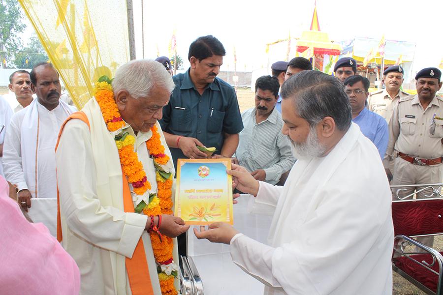Hon'ble Shri Babulal Gaur Ji, Ex-Home Minister of Madhya Pradesh Government is receiving prasad and TM book from Brahmachari Girish Ji.