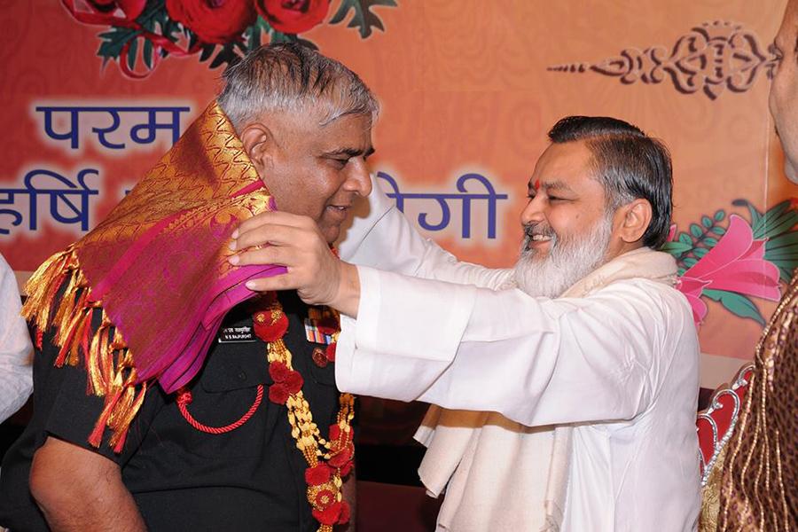 Hon'ble Brahmachari Girish Ji welcoming Lt Gen Raj Purohit at Maharishi Mahesh Yogi's Birth Centenary Celebration at Kassia Bhavan Bangalore on 7th of Feb 2017