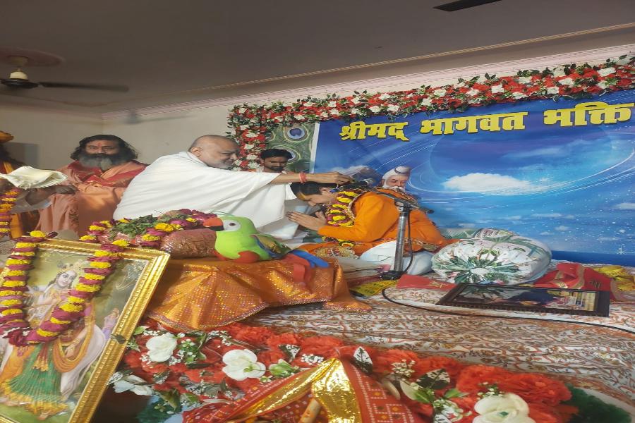 Brahmachari Girish Ji has visited with Shri Ramdev Dube and Shri Ashok Arora Sanatan Sanskar Dham, Anand Vatika, Vrindavan to attend Shrimadbhagwat Katha session being done by Dr. Acharya Shri Ramvilas Chaturvedi Ji Maharaj. Brahmachari Ji has honoured Acharya Ji with flower garland, tulsi garland, shawl and sweets.