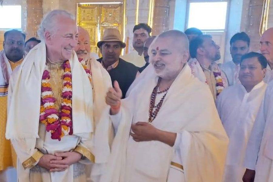 Dr. Tony Nader (Maharajadhiraj Rajaraam) visits Maharishi Smarak and Maha Kumbh Maharajadhiraj of Maharishi Global Country of World Peace has visited Maharishi Smrak and had a dip in Sangam at Sangam, Prayagraj. Ved Vidya Martand Dr. Brahmachari Girish Ji has welcomed Maharaja Ji and the delegation and gave him a tour of Maharishi Smarak. 