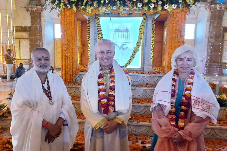 Dr. Tony Nader (Maharajadhiraj Rajaraam) visits Maharishi Smarak and Maha Kumbh Maharajadhiraj of Maharishi Global Country of World Peace has visited Maharishi Smrak and had a dip in Sangam at Sangam, Prayagraj. Ved Vidya Martand Dr. Brahmachari Girish Ji has welcomed Maharaja Ji and the delegation and gave him a tour of Maharishi Smarak. 