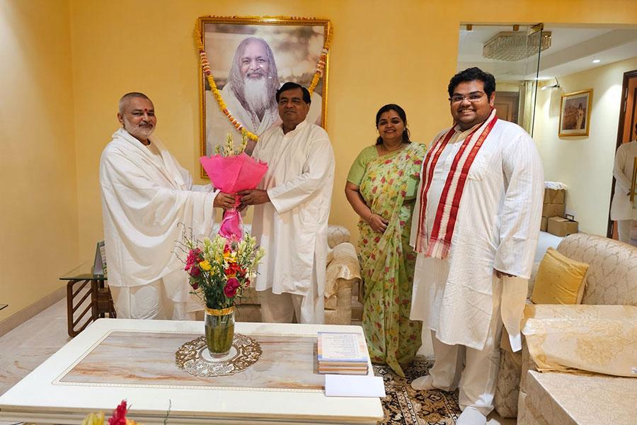 Brahmachari Girish Ji met with very senior leader of Maharishi Organisation Bharat and office bearer of many Maharishi Organisations respected Shri Ajay Prakash Shrivastava Ji, his son Shri Alok Shrivastava-TM and Siddhi Teacher and daughter Smt. Aditi Shrivastava-TM Teacher.