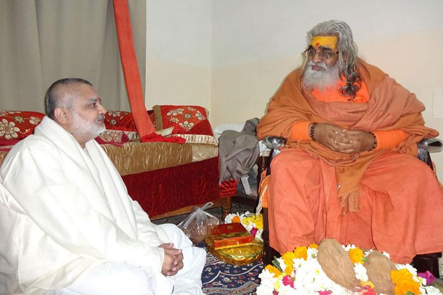 Brahmachari Girish Ji has received blessings of Jyotishpeethadheeshwar Shankaracharya Swami Vasudevanand Saraswati Ji Maharaj for Maharishi family.
