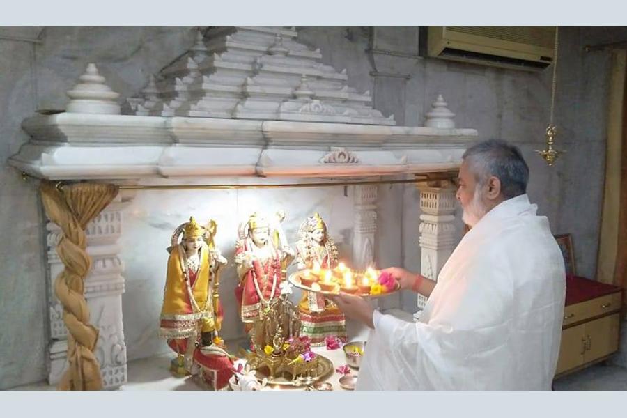 ब्रह्मचारी गिरीश जी ने अयोध्या में श्रीराम मंदिर के शिलान्यास समारोह के उपलक्ष्य में अपने श्रीराम दरबार मंदिर में पूजन कर दीप प्रज्वलित किये। जय श्रीसीतारामजी 