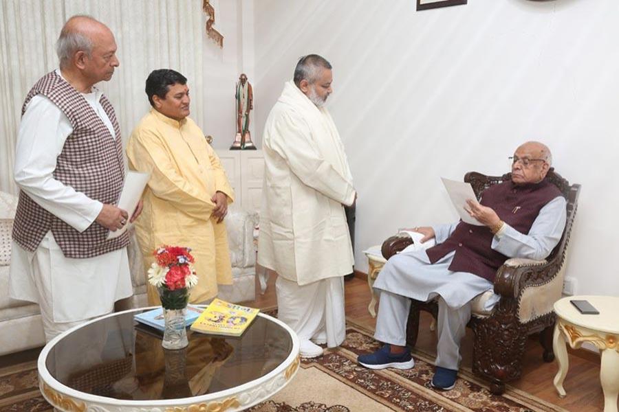 Brahmachari Girish Ji visited His Excellency The Governor of Madhya Pradesh, Shri Lalji Tondon ji and briefed him about all activities of Maharishi Organisation.