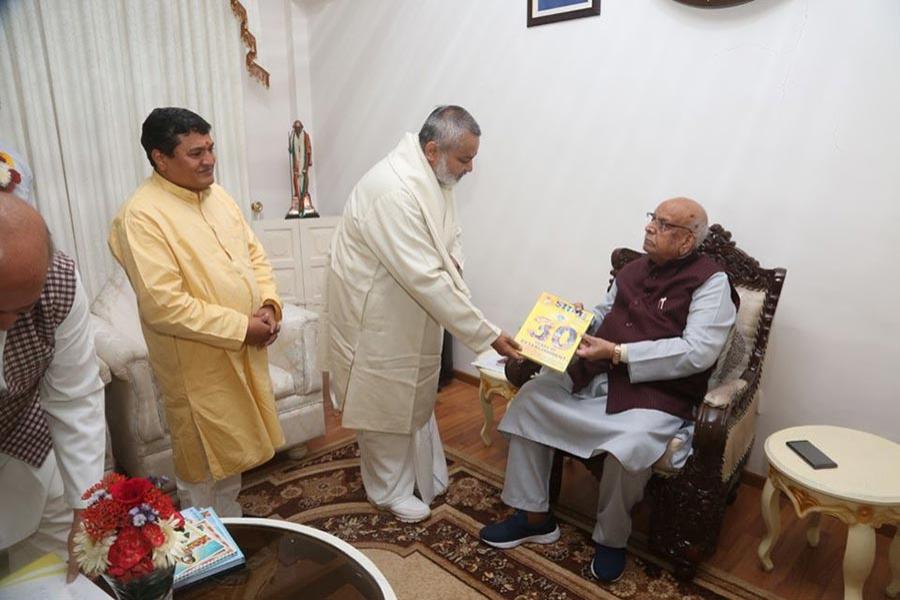 Brahmachari Girish Ji visited His Excellency The Governor of Madhya Pradesh, Shri Lalji Tondon ji and briefed him about all activities of Maharishi Organisation.