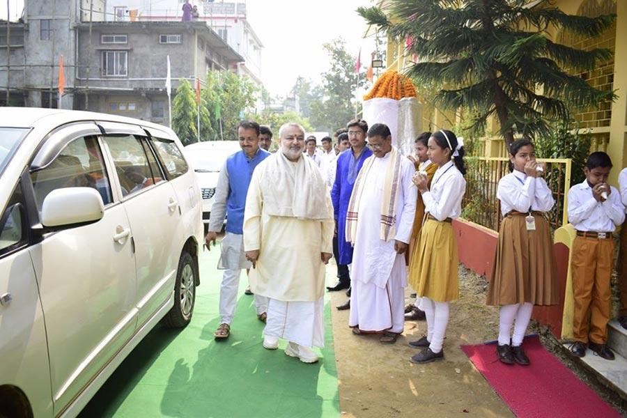 Brahmachari Girish ji has visited Maharishi Vidya Mandir Karimganj, Assam. Principal Shri Dibakar and other dignitaries welcomed Girishji. Students have sung beautiful Shri Ganesh Vandana and welcome song. 