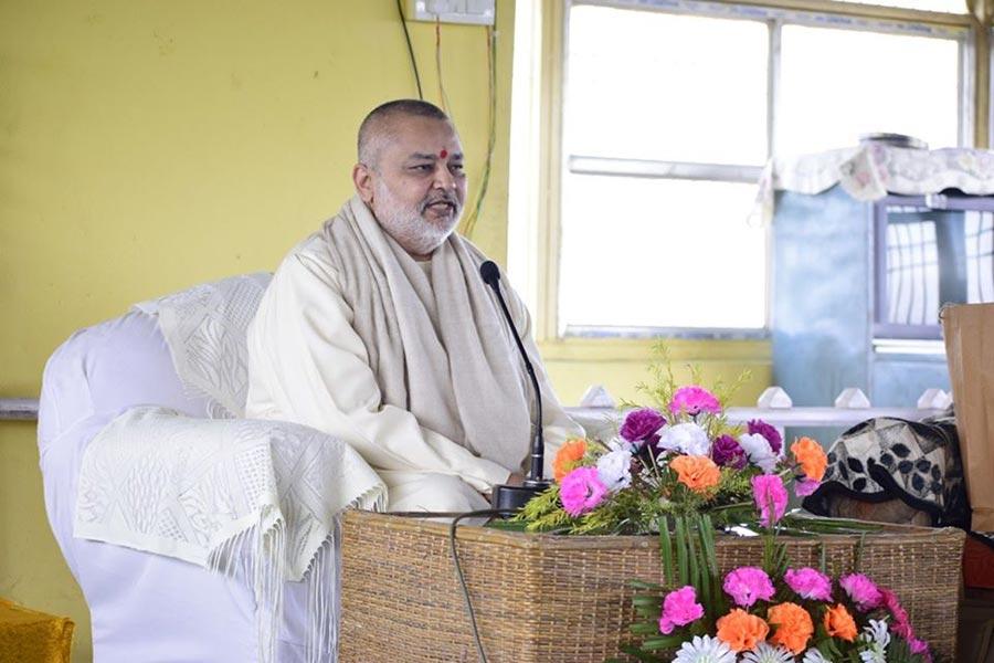 Brahmachari Girish ji has visited Maharishi Vidya Mandir Karimganj, Assam. Principal Shri Dibakar and other dignitaries welcomed Girishji. Students have sung beautiful Shri Ganesh Vandana and welcome song. 