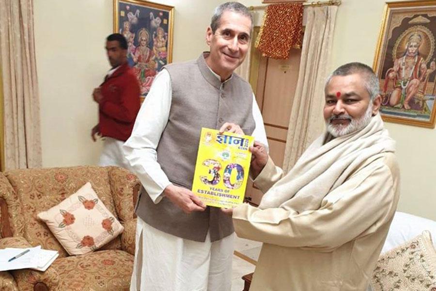 Brahmachari Girish ji has presented Gyan 2020, dairy and calendar to Raja Harris ji.