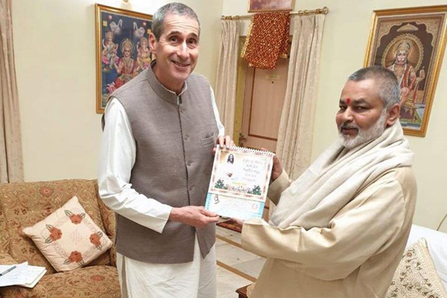 Brahmachari Girish ji has presented Gyan 2020, dairy and calendar to Raja Harris ji