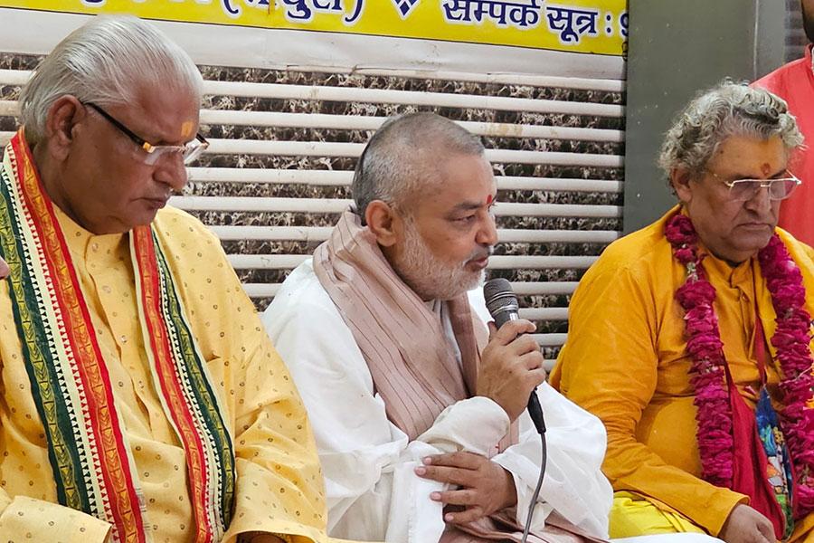 Brahmachari Girish Ji has met with senior and respected Bhagwatacharya, head of Shrimad Bhagwat Mandir Vrindavan Acharya Badrish Ji Maharaj.
