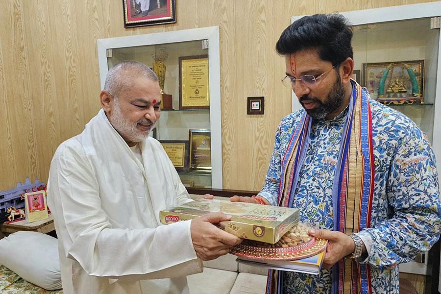 Brahmachari Girish Ji has met with world renowned  Katha Vachak and head of Vedic Yatra Pariwar of Vrindawan Bhagwat Kinkar Pundit Shri Anurag Krishna Shastri 