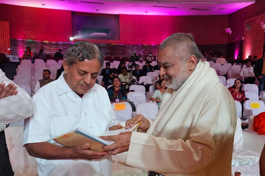 Brahmachari Girish Ji presented his book to famous Guru Doctor Nagendra ji, Chancellor of S. Vyasa University, Bengaluru. Doctor Nagendra ji invited Girish ji to visit his University.