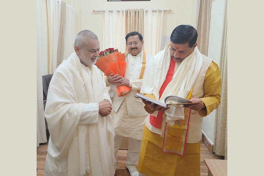  Brahmachari Girish Ji and Shri Arvind Singh Rajpoot has greeted Honourable Dr. Mohan Yadav Ji on behalf of Maharishi Organisation  for becoming Chief Minister of Madhya Pradesh and honoured him with flower bouquet and shawl. Brahmachari Ji has presented his book.