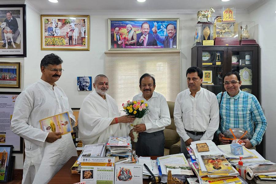 Brahmachari Girish Ji with Shri Ved Prakash Sharma, Shri Manish Mandlik and Shri Shrikant Agasty met former union minister, ex Chief Minister of Delhi and present Member of Parliament from Chandni Chowk Delhi Respected Dr. Harshvardhan Ji.  