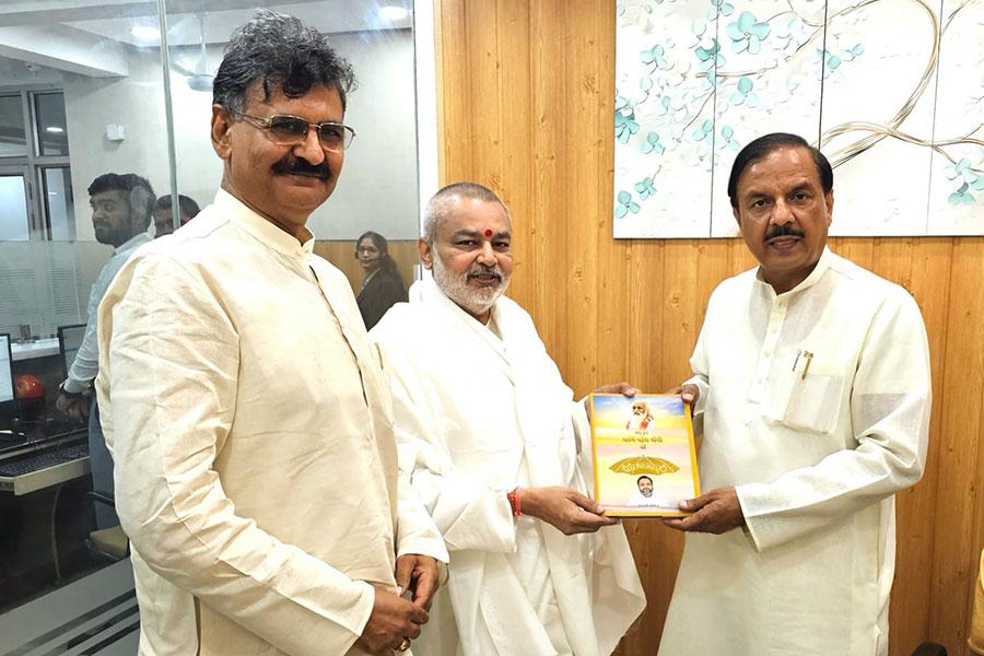 Brahmachari Girish Ji with Shri Ved Prakash Sharma, met former union minister, present Member of Parliament from Noida and Head of famous Kailash Hospital in Noida Respected Dr. Mahesh Sharma Ji.