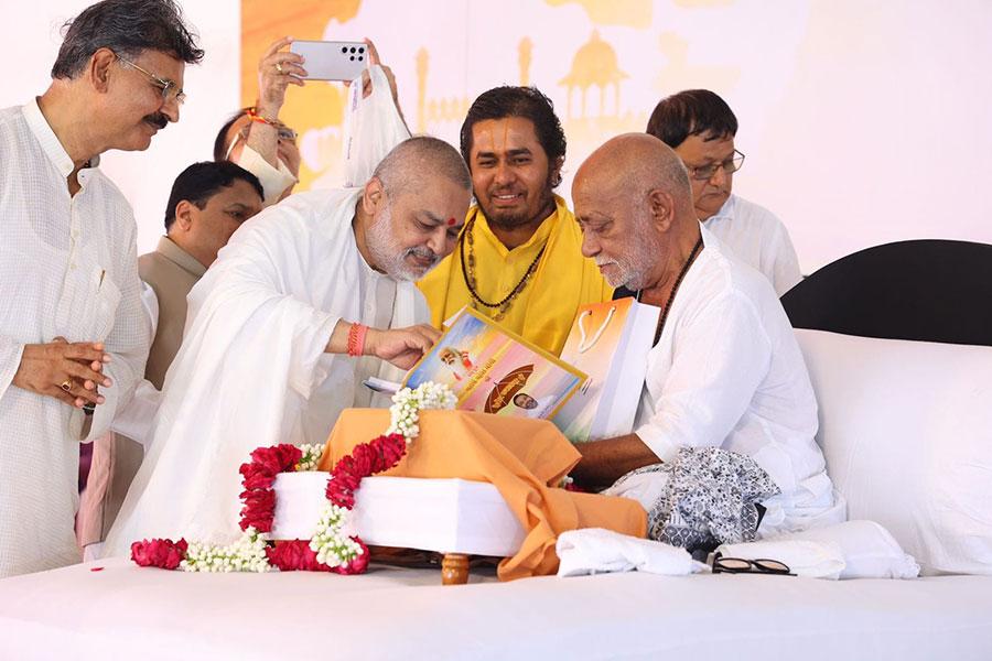 Brahmachari Girish Ji with Shri Ved Prakash Sharma, Shri Shrikant Agasty, Shri Ramdev Dubey got a chance to have darshan of Pujya Sant and world renounced Katha Vachak Shri Murari Bapu Ji and listening live Shriram Katha.