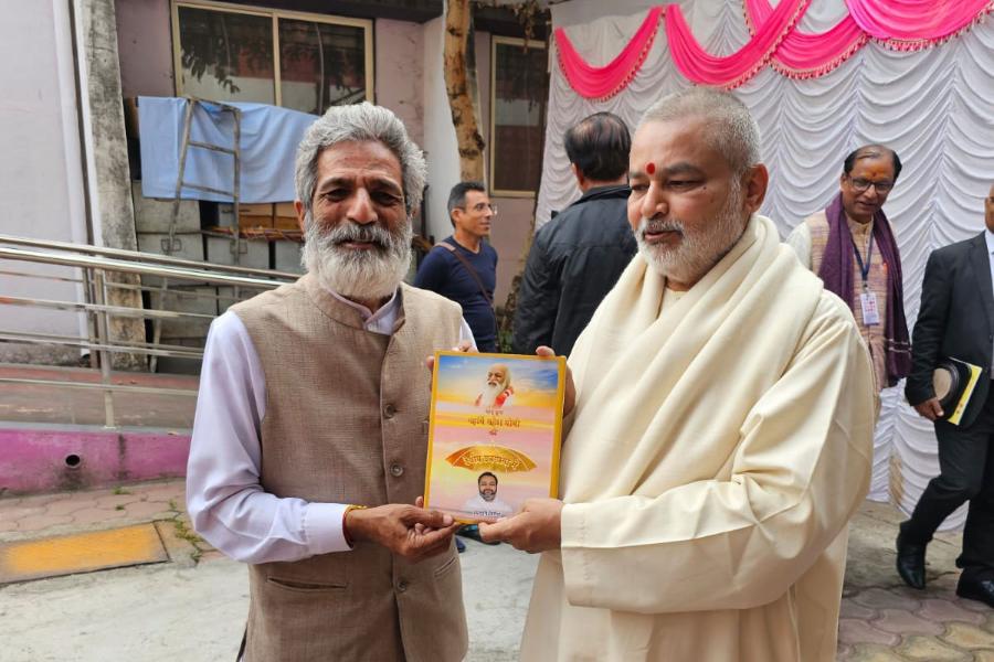 Brahmachari Girish ji has presented his book to Shri Shri Pradeep Sharma ji, a well known media expert who has helped setting up of Maharishi Channel-Maharishi Veda Vision in mid 90s.