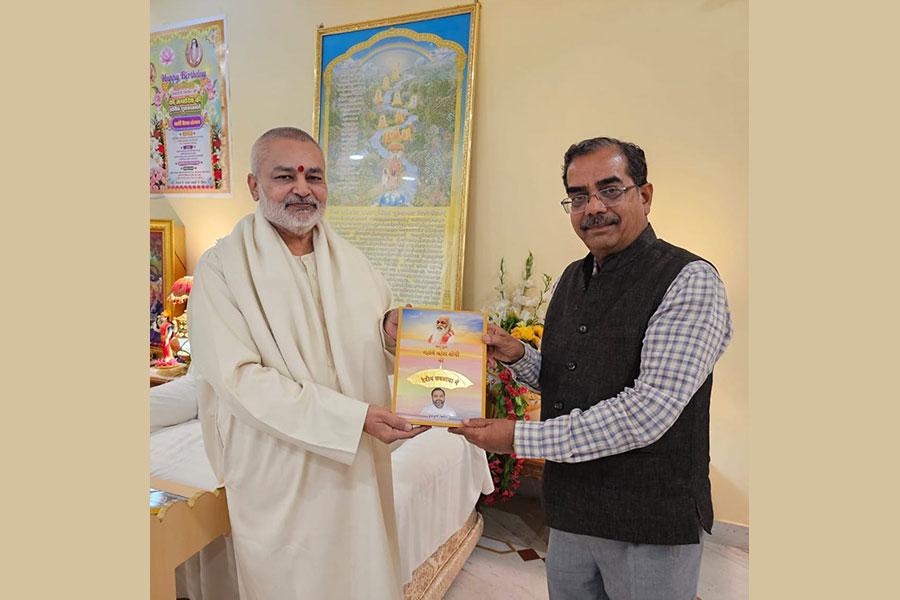 Brahmachari Girish Ji met with respected very senior reputed Vaidya Shri Madhusudan Deshpandey Ji, Ayurveda Guru of Rashtriya Ayurveda Vidyapeeth, President of Ojas Foundation and Founder Member of Aarogya Bharti, and presented his book.
