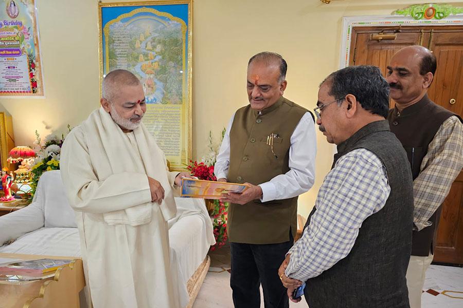 Brahmachari Girish Ji has presented his book to Vaidya Shri Rakesh Sharma Ji, Chairman-Registration and Ethical Board, National Council of Indian System of Medicine.