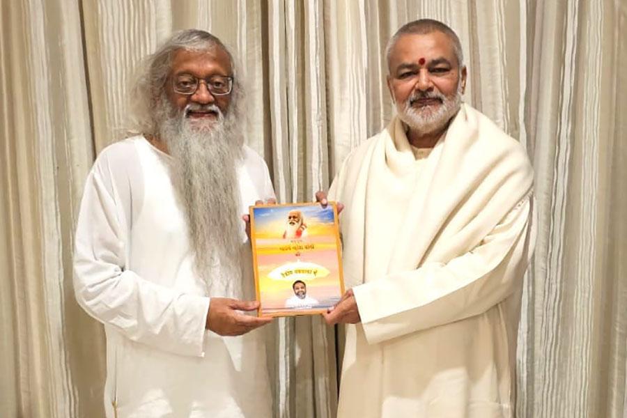 Brahmachari Girish Ji has presented his book to Dr. Brahmachari Girish Momaya Ji, Director of Maharishi European Research University, The Netherlands.