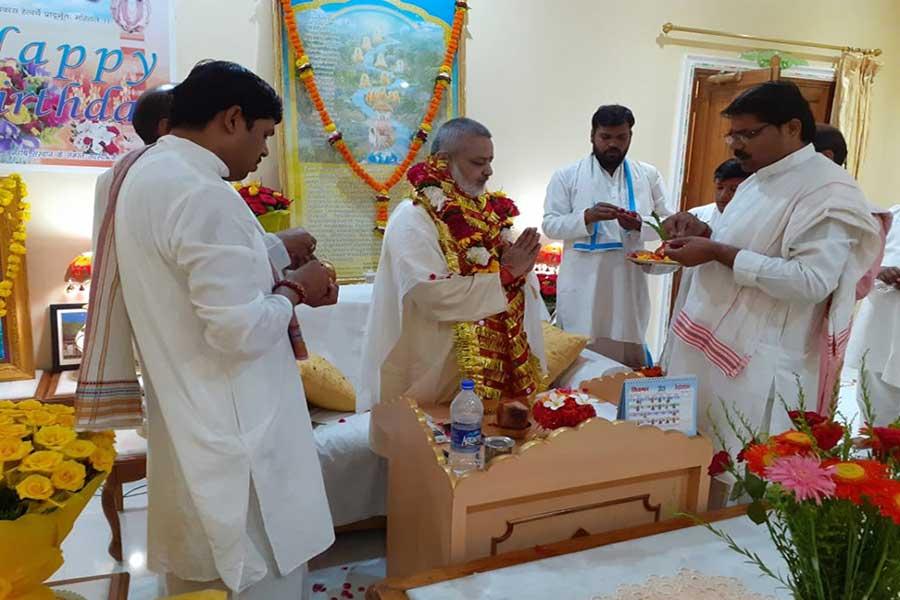 Pujya Brahmachari Shri Girish Ji recceiving blessings of Vedic Pandits on his birthday on 25 August 2019. 