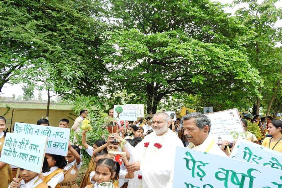 Young students have narrated many beautiful slogans and were also holding the same with saplings.