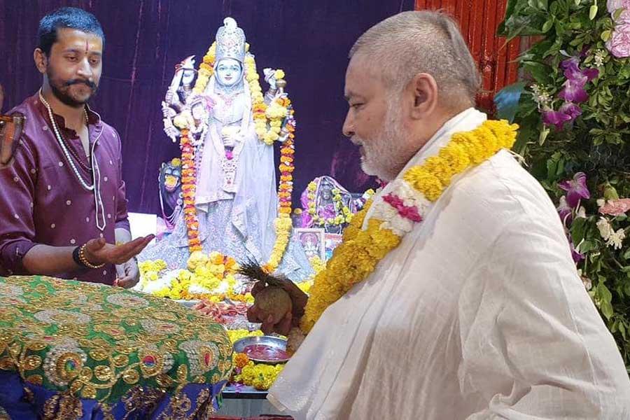 Fortunate to visit famous Shri Khajrana Ganesh Ji at Indore with a group of National Directors of MVM Schools Group and prayed for the well-being of all Maharishi Global Family Members. Had nice darshan and performed Puja. Also had nice darshan of Devi Mata.
