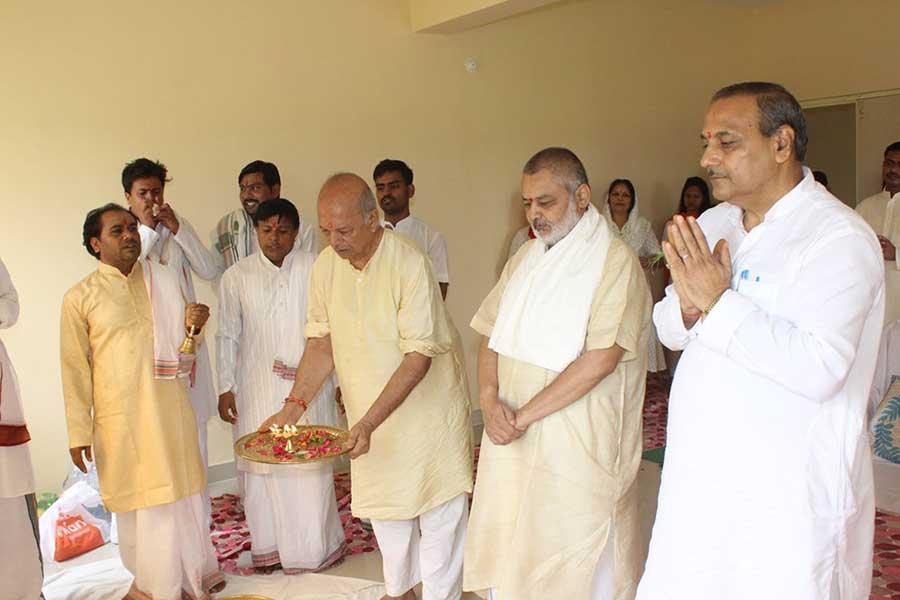 Newly constructed campus of Maharishi Institute of Skill Development and Training became ready to use. On the auspicious Monday of Shravan month, Chief Coordinator of MISDT Shri N.V.S. Tyagi and Shri V. R. Khare, Director Communication and Public Relations, Maharishi Vidya Mandir Schools Group have performed Grah Pravesh Ceremony on the campus. Teachers, staff, students of MISDT and family members, Maharishi Vidya Mandir schools group directors and guests were present on this occasion. 