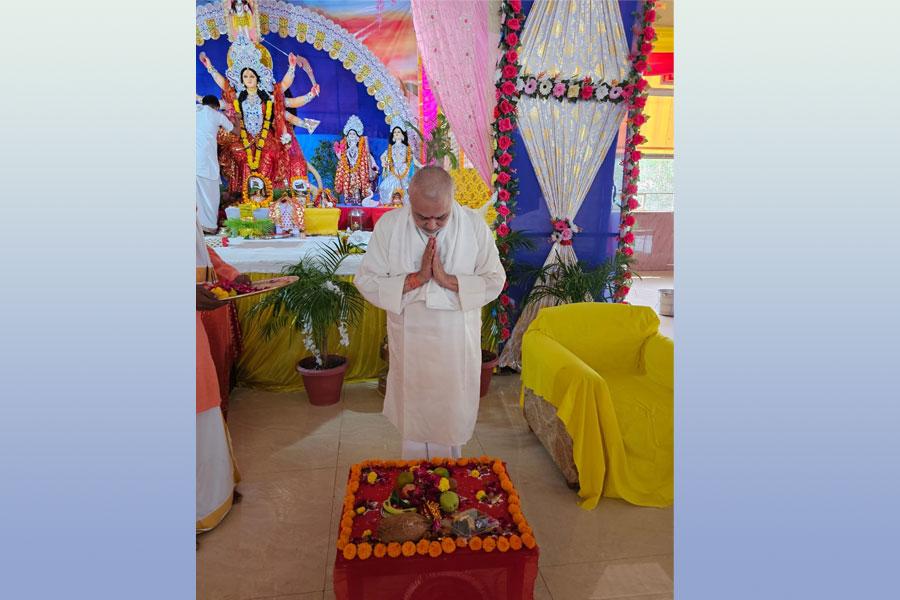 Brahmachari Girish Ji has performed Kanya puja and Kumari puja on Shri Durga Navami, followed by Kanya Bhoj. 