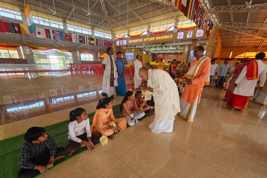 Brahmachari Girish Ji has performed Kanya puja and Kumari puja on Shri Durga Navami, followed by Kanya Bhoj. 