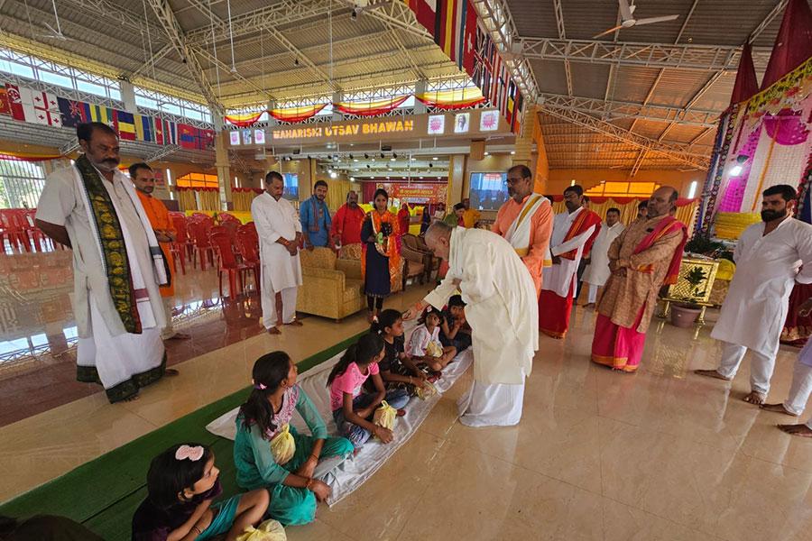 Brahmachari Girish Ji has performed Kanya puja and Kumari puja on Shri Durga Navami, followed by Kanya Bhoj. 