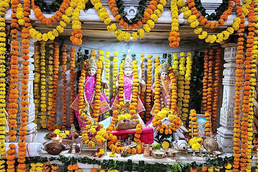 विजयादशमी के शुभ अवसर पर श्री रामदरबार मंदिर, महर्षि वेद विज्ञान विद्यापीठ परिसर भोपाल में भव्य पूजन हुआ।