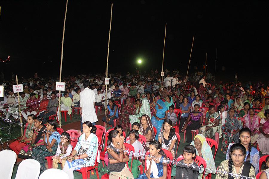 Shri Raam Leela is organised at Maharishi Ved Vigyan Vishwa Vidyapeetham campus, Village Deepdi, Bhojpur Temple Road, Bhopal
Dhanush Bhanjan and Shri Raam Jaimala was the topic of the day. Thousands of devotees have arrived to watch today's play.