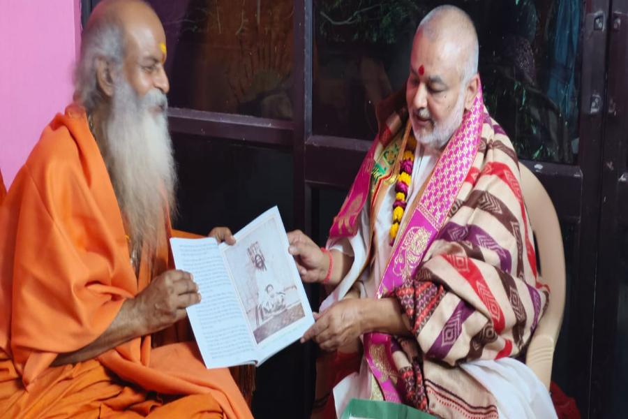 Brahmachari Girish Ji has visited Paramhans Pujya Swami Shri Gyananand Saraswati Ji Maharaj, Govardhan Shri Peethadheeshwar at Govardhan, Vrindavan with Shri Ramdev Dube and Shri Ashok Arora. Brahmachari Ji has honoured Swami Ji with flower garland, tulsi garland, shawl and sweets.