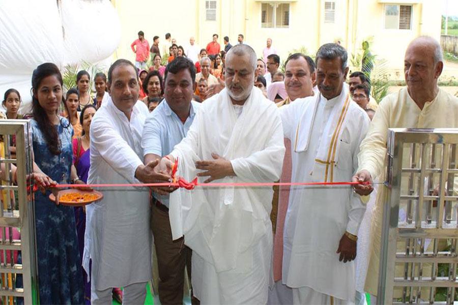 Brahmachari Girish Ji cutting the ribbon during inauguration ceremony of Maharishi Institute of Skill Development and Training (Maharishi Kaushal Vikas avam Prashikshan Sansthan - महर्षि कौशल विकास एवं प्रशिक्षण संस्थान). MISDT started its first course in tailoring at Maharishi Gandharva Ved Bhavan, Bhojpur Road, Bhopal 