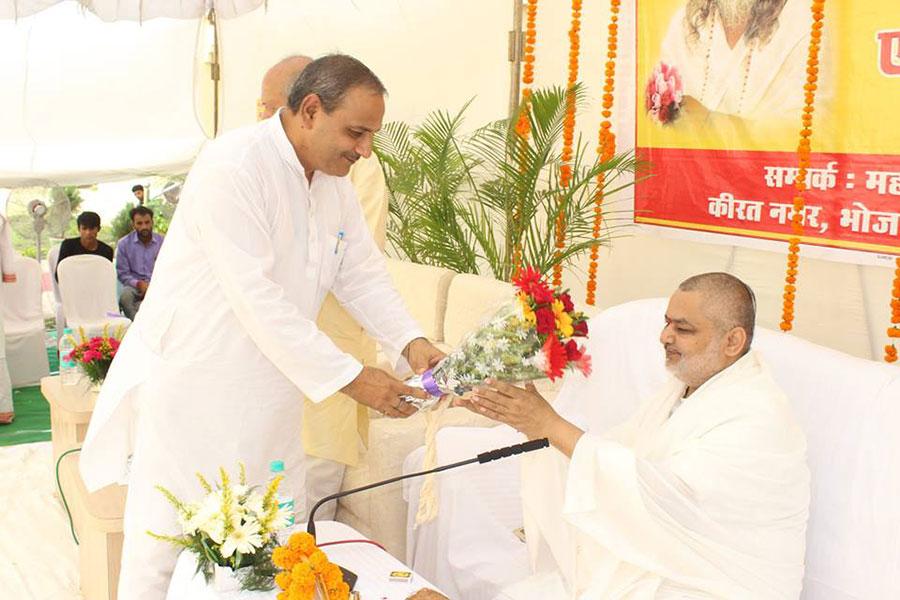 Brahmachari Girish Ji cutting the ribbon during inauguration ceremony of Maharishi Institute of Skill Development and Training (Maharishi Kaushal Vikas avam Prashikshan Sansthan - महर्षि कौशल विकास एवं प्रशिक्षण संस्थान). MISDT started its first course in tailoring at Maharishi Gandharva Ved Bhavan, Bhojpur Road, Bhopal 