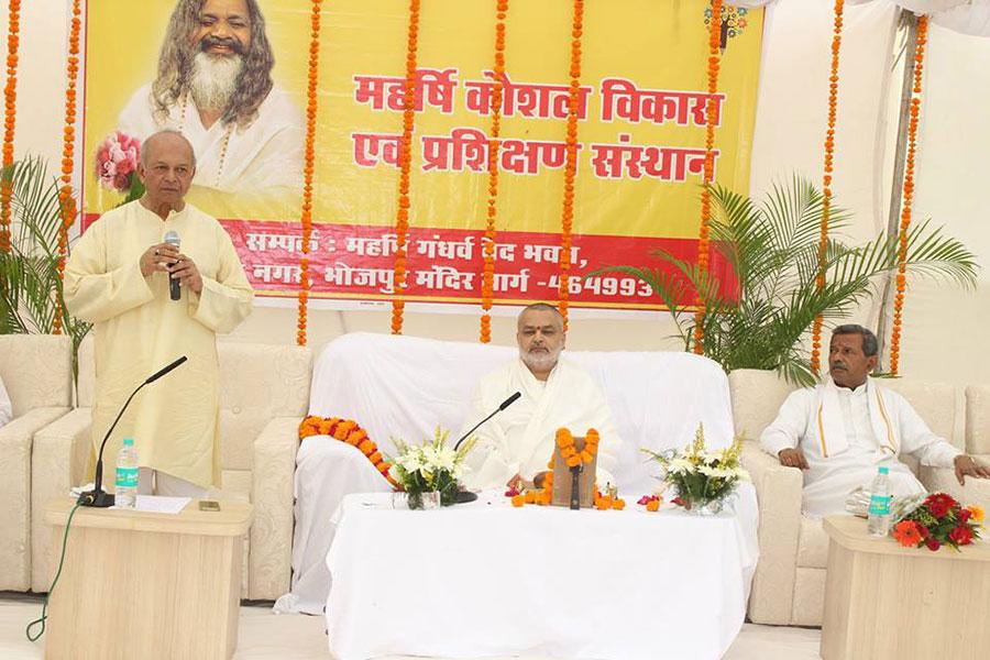 Shri VR Khare Ji addressing the audience during inaugural ceremony of Maharishi Institute of Skill Development and Training (Maharishi Kaushal Vikas avam Prashikshan Sansthan.