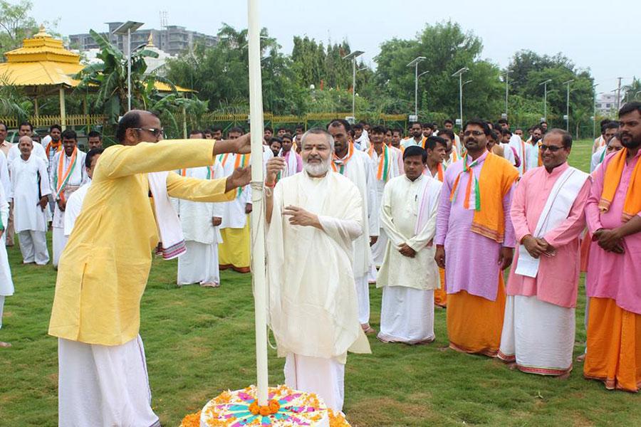 Flag hoisting ceremony was performed by Brahmachari Girish Ji during Indian Independence Day celebration at Swami Brahmanad Saraswati Ashram, Chhan, Bhojpur Road, Bhopal. National Anthem was sung by all present, Vedic Rashtra Sukta was chanted by Vedic Pundits and the atmosphere has resounded with the slogans of Vande Matram and Bharat Mata ki Jai.