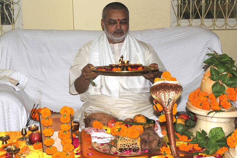 Brahmachari Girish Ji performing Rudrabhishek Aarti at Maharishi Gandharva Ved Bhawan, Bhopal in presence of Vedic Pundits and members of Maharishi Organisation on last Shravan Somwar, 20th August 2018